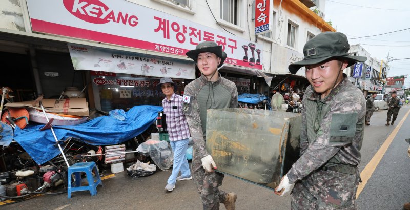 20일 온라인 바카라엔 늦은 오후부터 저녁 사이 내륙에 소나기가 내리는 곳이 있을 것으로 예보됐다. 육군 32사단 장병들이 집중호우로 침수된 충남 당진시장에서 복구작업을 하고 있다. /온라인 바카라1 ⓒ News1 김기태 기자