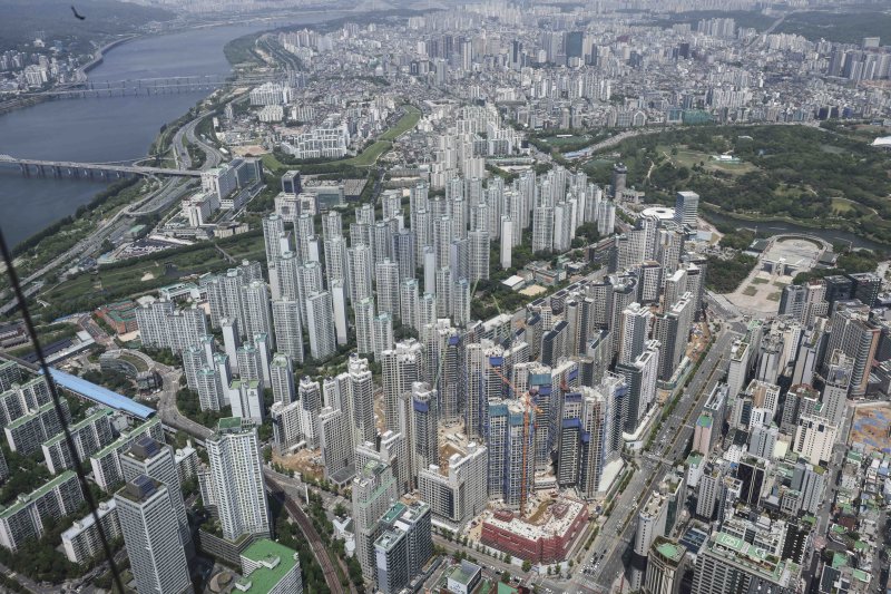 [서울=뉴시스] 김근수 기자 = 7일 서울 송파구 롯데월드타워 스카이전망대에서 잠실 주변 아파트 단지와 재건축 아파트 현장이 보이고 있다.토지거래허가구역 재지정 이후 재건축 아파트를 중심으로 신고가 행렬이 이어지는 가운데 송파구의 잠실 장미아파트와 주공5단지에서 신고가가 집중됐고, 잠실주공5단지 82.6㎡가 처음으로 40억원을 돌파했다. 강남구 압구정에서도 거래 22건 중 14건(64%)이 신고가였으며, 개포동의 거래 4건 모두 신고가를 기록했다. 대치동 역시 한보미도맨션2차 190㎡가 60억원, 개포우성1차 127㎡가 50억5천만