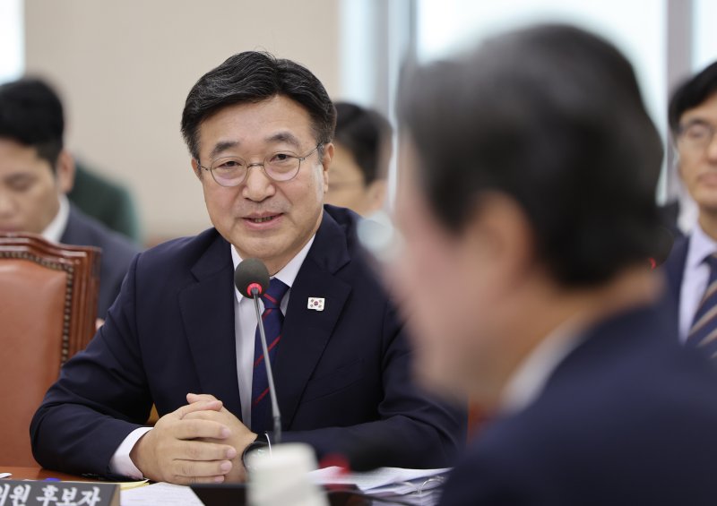 [서울=뉴시스] 김명년 기자 = 윤호중 행정안전부 장관 후보자가 18일 서울 여의도 국회 행정안전위원회에서 열린 인사청문회에서 의원 질의에 답하고 바카라 용어. 2025.07.18. kmn@newsis.com