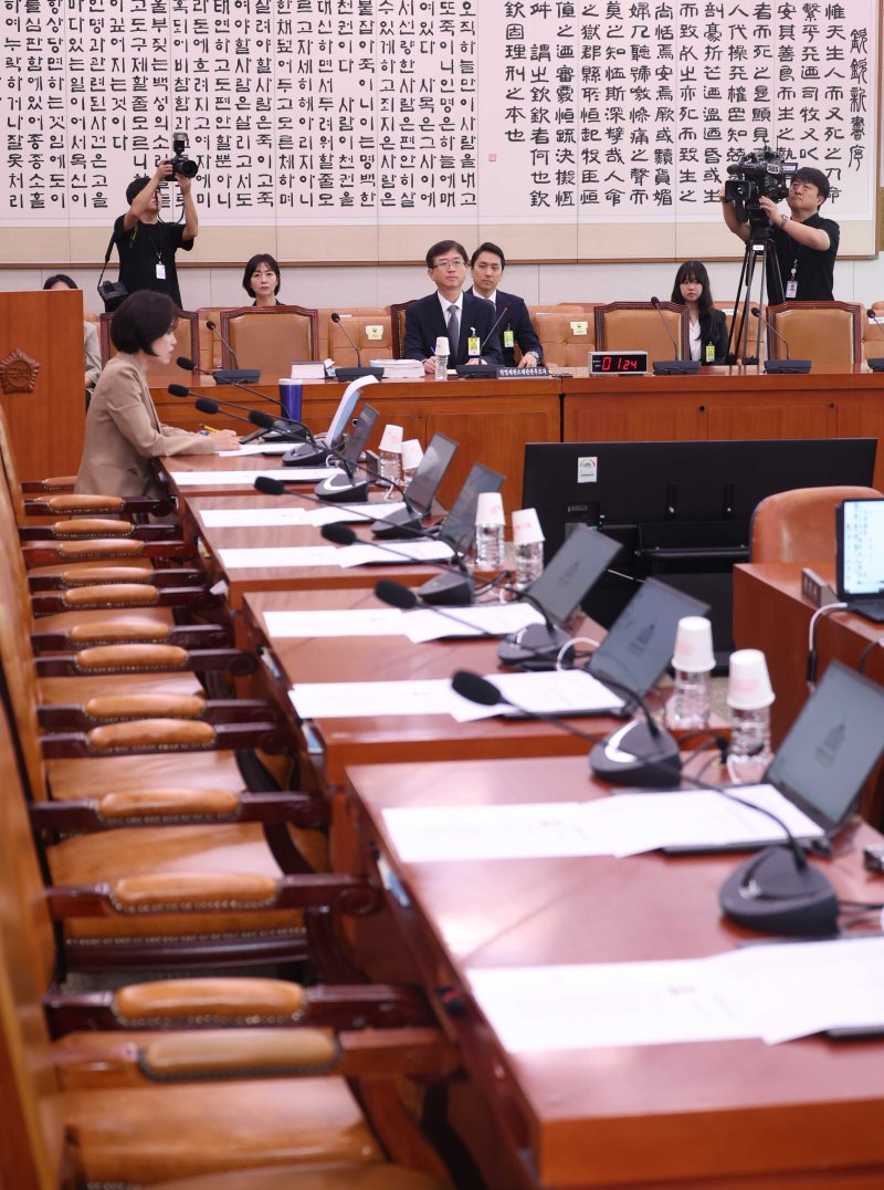 [서울=뉴시스] 조성봉 기자 = 오영준 헌법재판소 재판관 후보자가 18일 서울 여의도 국회 법제사법위원회에서 열린 인사바카라 온라인회에 출석해 있는 가운데 국민의힘 의원들의 빈자리가 눈에 띄고 있다. 국민의힘 법사위원들은 '무차별적 압수수색 영장남발 협조' 관련 국회의장실 항의방문으로 불참했다. 2025.07.18. suncho21@newsis.com