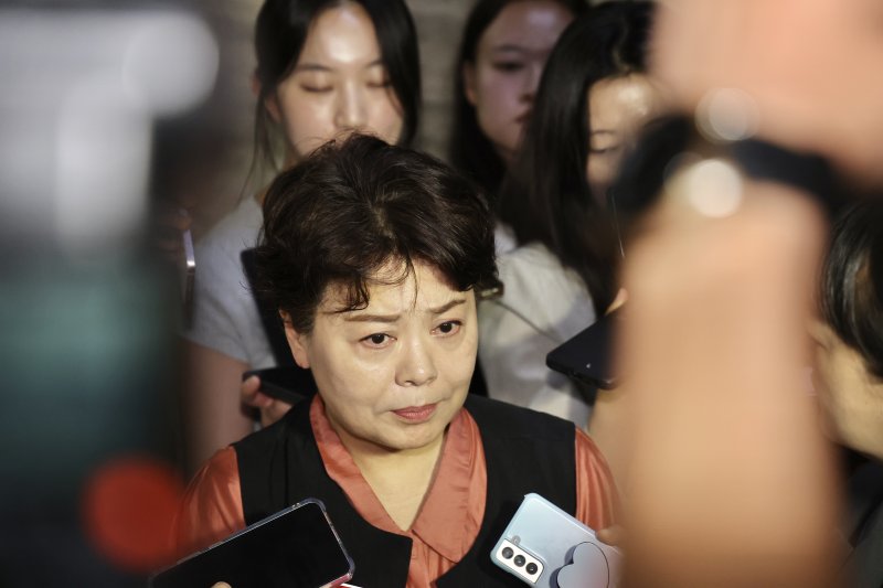 [서울=뉴시스] 김명년 기자 = 윤희숙 국민의힘 바카라 카드카운팅원장이 17일 서울 여의도 국회에서 열린 비공개 비상대책위원회의에 참석한 뒤 취재진에게 둘러싸여 있다. 2025.07.16. kmn@newsis.com