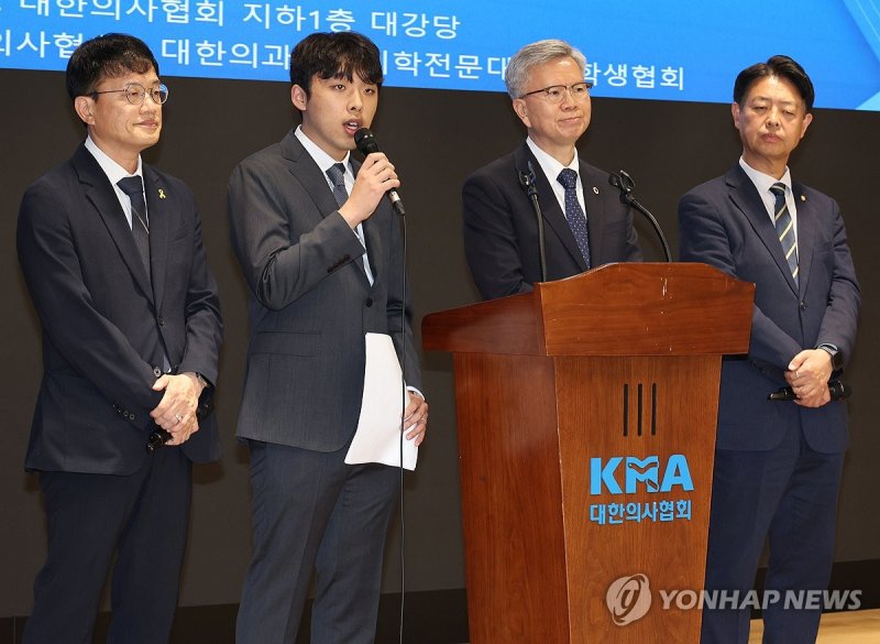 답변하는 이선우 비대위원장 (출처=연합뉴스)