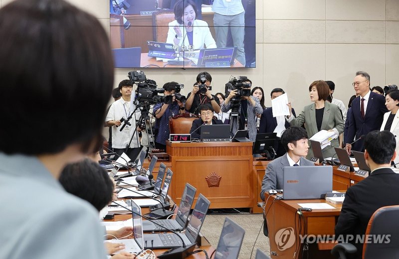 정은경 후보자 인사청문회 '배우자 주식투자 의혹으로 파행' (출처=연합뉴스)