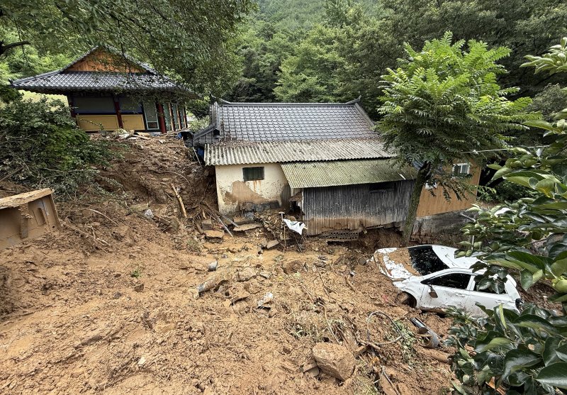18일 경북 청도군 청도읍 구미리 주택 옆에 차량 1대가 전날 집중호우 때 쏟아진 토사에 파묻혀 있다. (독자 제공. 재판매 및 DB금지) 2025.7.18/뉴스1 ⓒ News1 공정식 기자