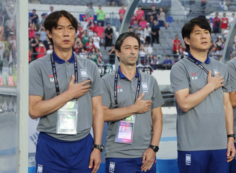 [용인=뉴시스] 김진아 기자 = 축구 국가대표팀 바카라사이트 신고 감독과 주앙 아로소 수석코치. 2025.07.15. bluesoda@newsis.com