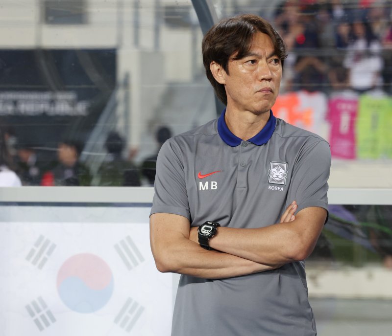 [용인=뉴시스] 김진아 기자 = 15일 경기 용인미르스타디움에서 열린 2025 동아시아축구연맹(EAFF) E-1 챔피언십(동아시안컵) 남자부 한국과 일본 경기, 0-1로 패한 뒤 바카라사이트 신고 한국대표팀 감독이 그라운드를 바라보고 있다. 2025.07.15. bluesoda@newsis.com