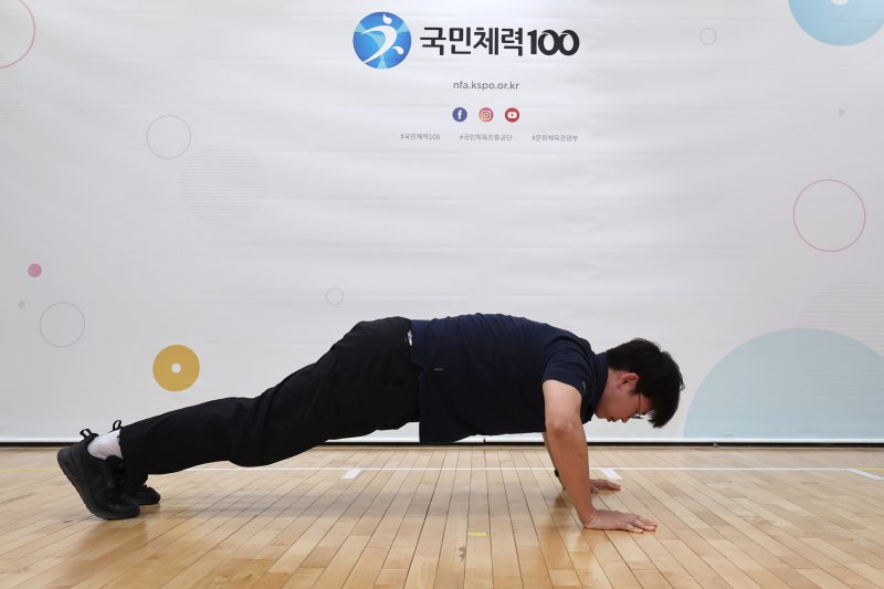 강기용 체육진흥공단 운동처방사가 서울 송파구 올림픽공원 송파체력인증센터에서 잘못된 팔굽혀펴기 자세를 보이고 있다. 2025.7.9/뉴스1 ⓒ News1 구윤성 기자