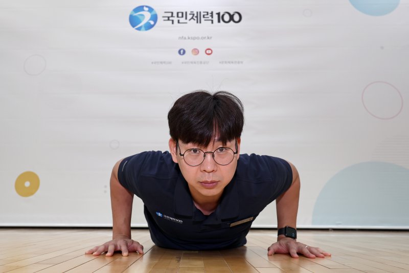 강기용 체육진흥공단 운동처방사가 서울 송파구 올림픽공원 송파체력인증센터에서 팔굽혀펴기 시범을 보이고 있다. 2025.7.9/뉴스1 ⓒ News1 구윤성 기자