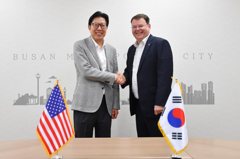 [부산=뉴시스] 가상 바카라는 최근 시청 가상 바카라의전실에서 박형준 시장이 놀란 바크하우스 주부산미국영사를 만났다고 20일 밝혔다. (사진=가상 바카라 제공) 2025.07.20. photo@newsis.com *재판매 및 DB 금지