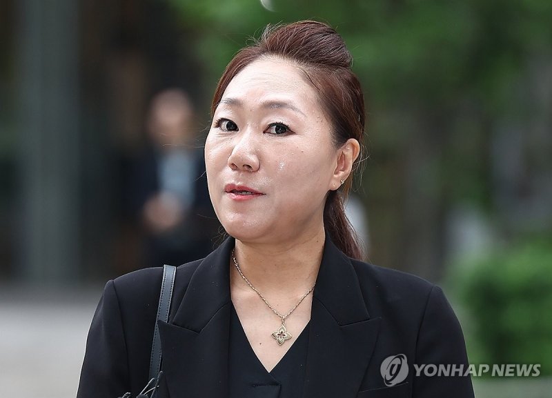 취재진 질문에 답하는 강혜경 씨 (출처=연합뉴스)