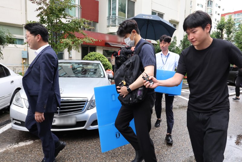 12·3 비상계엄 사태 관련 내란·외환 사건을 수사하는 내란 특검팀이 지난 17일 오전 서울 강남구 압구정동에 위치한 이상민 전 행정안전부 장관 자택에서 압수수색을 마친 뒤 압수품을 들어 나오고 있다. 2025.7.17/뉴스1 ⓒ News1 장수영 기자