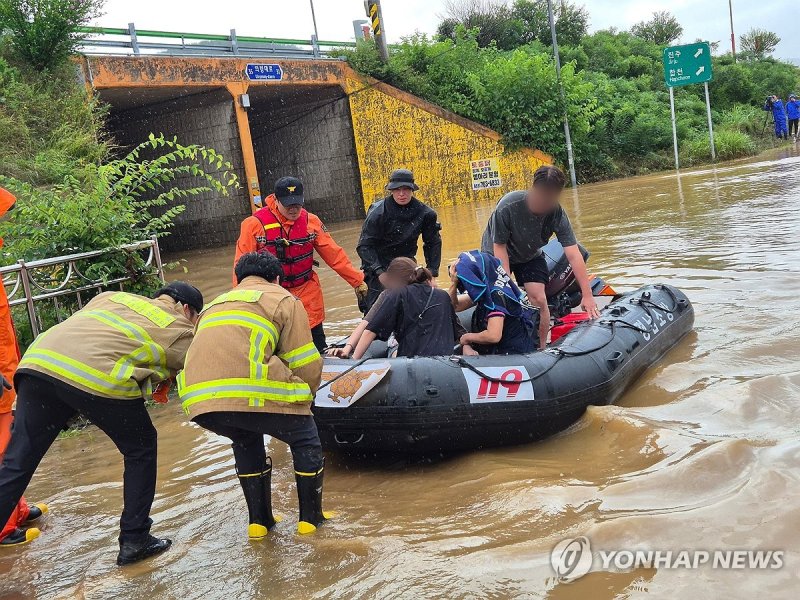 침수로 고립된 마을 주민 구조하는 소방대원들 (출처=연합뉴스)