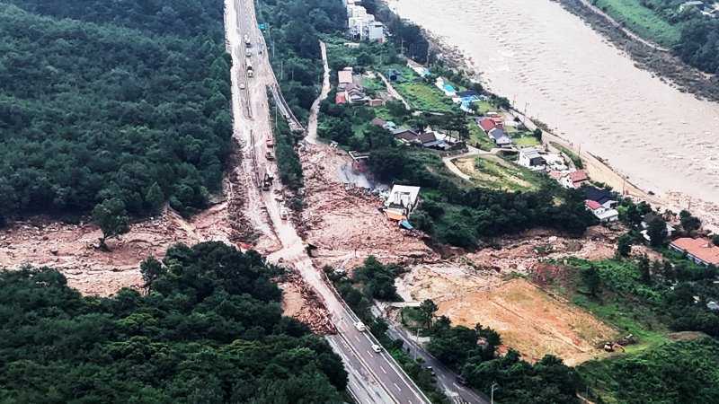 [산청=뉴시스] 차용현 기자 = 20일 오전 경남 산청군을 가로지르는 산청대로에 지난 19일 폭우로 산사태가 발생하자 관계자들이 복구작업을 펼치고 있다. 2025.07.20.con@newsis.com