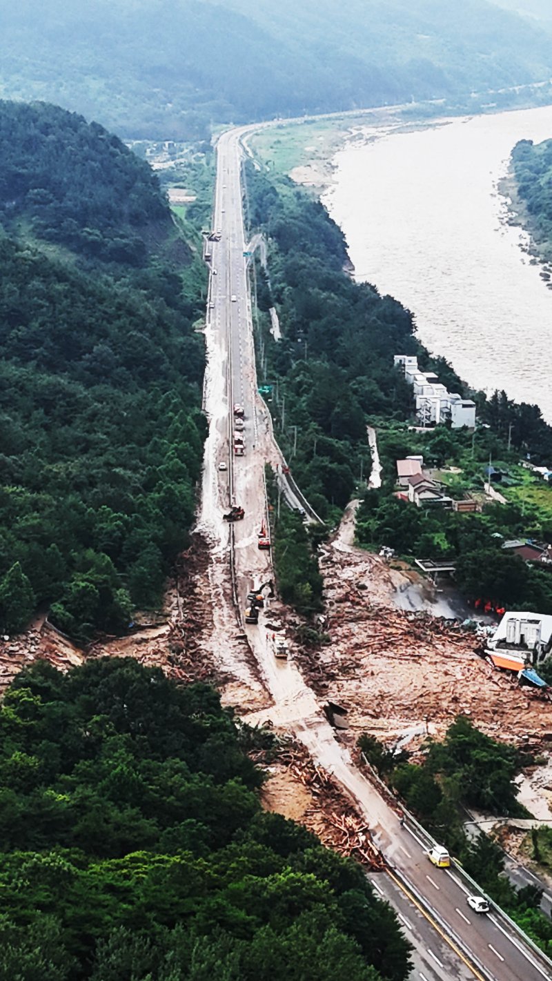 [산청=뉴시스] 차용현 기자 = 20일 오전 경남 산청군을 가로지르는 산청대로에 지난 19일 폭우로 산사태가 발생하자 관계자들이 복구작업을 펼치고 있다. 2025.07.20.con@newsis.com