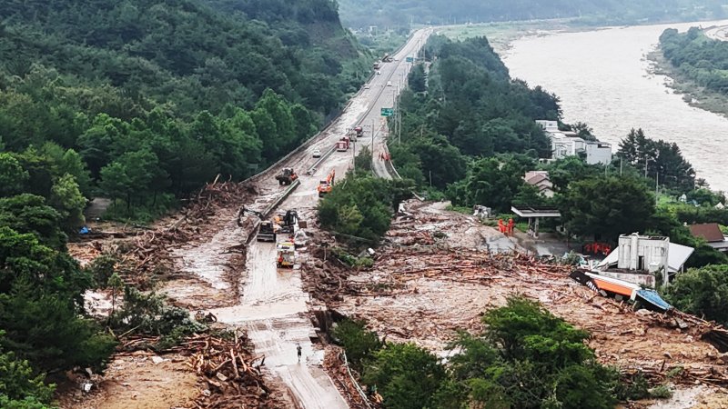 [산청=뉴시스] 차용현 기자 = 20일 오전 경남 산청군을 가로지르는 산청대로에 지난 19일 폭우로 산사태가 발생하자 관계자들이 복구작업을 펼치고 있다. 2025.07.20.con@newsis.com