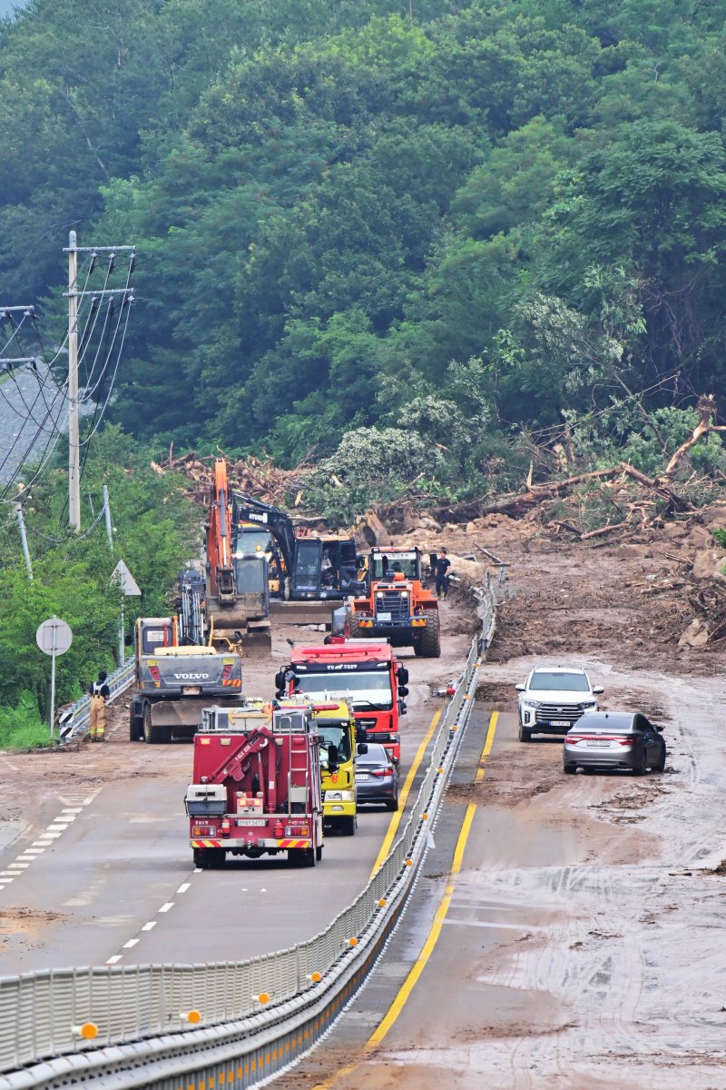 [산청=뉴시스] 차용현 기자 = 20일 오전 경남 산청군을 가로지르는 산청대로에 지난 19일 폭우로 산사태가 발생하자 관계자들이 복구작업을 펼치고 있다. 2025.07.20.con@newsis.com