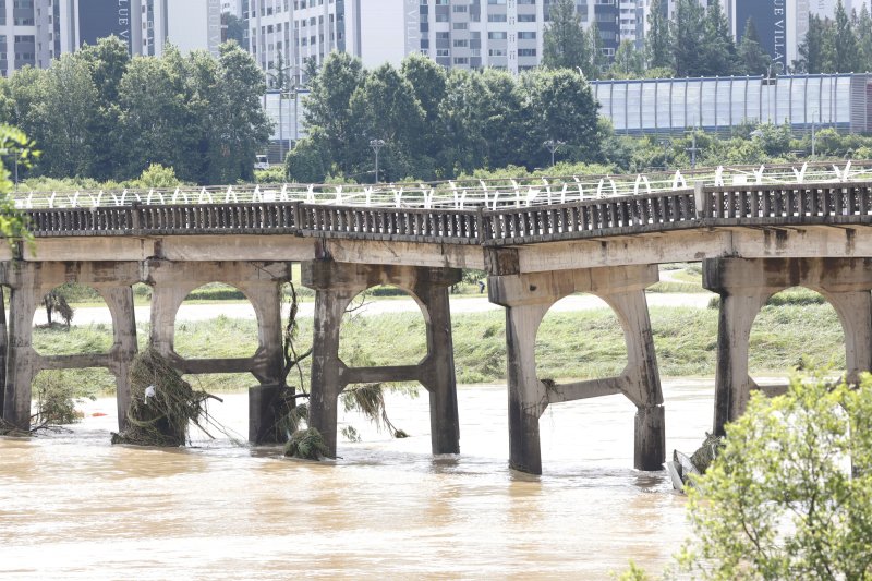 18일 오전 광주 북구 옛 산동교 다리가 전날 내린 폭우로 붕괴위험에 처하자 구청에서 통행금지 조치를 취했다. 옛 산동교는 1950년 처절한 전투가 있었던 곳으로 국가보훈처가 지정한 현충시설이다. 2025.7.18/뉴스1 ⓒ News1 김태성 기자