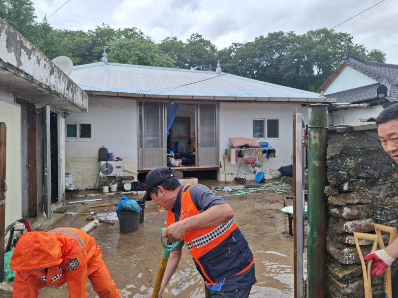 19일 전남 화순군에서 소방대원들이 집중호우로 인해 침수피해를 입은 주택의 배수작업을 실시하고 있다.(전남소방본부 제공. 재판매 및 DB 금지) 2025.7.19/뉴스1