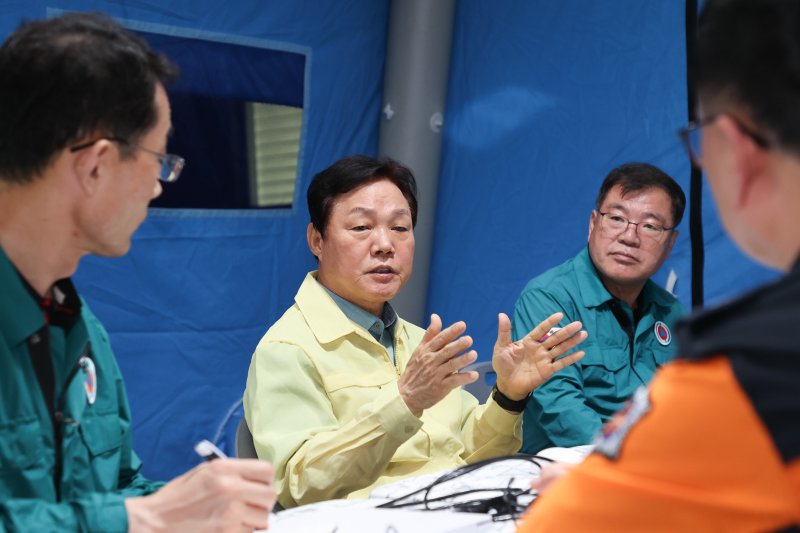 19일 오후 산청군 종합상황실을 찾은 박완수 경남지사가 현황 보고를 청취하고 있다.(경남도 제공. 재판매 및 DB금지) /사진=뉴스1