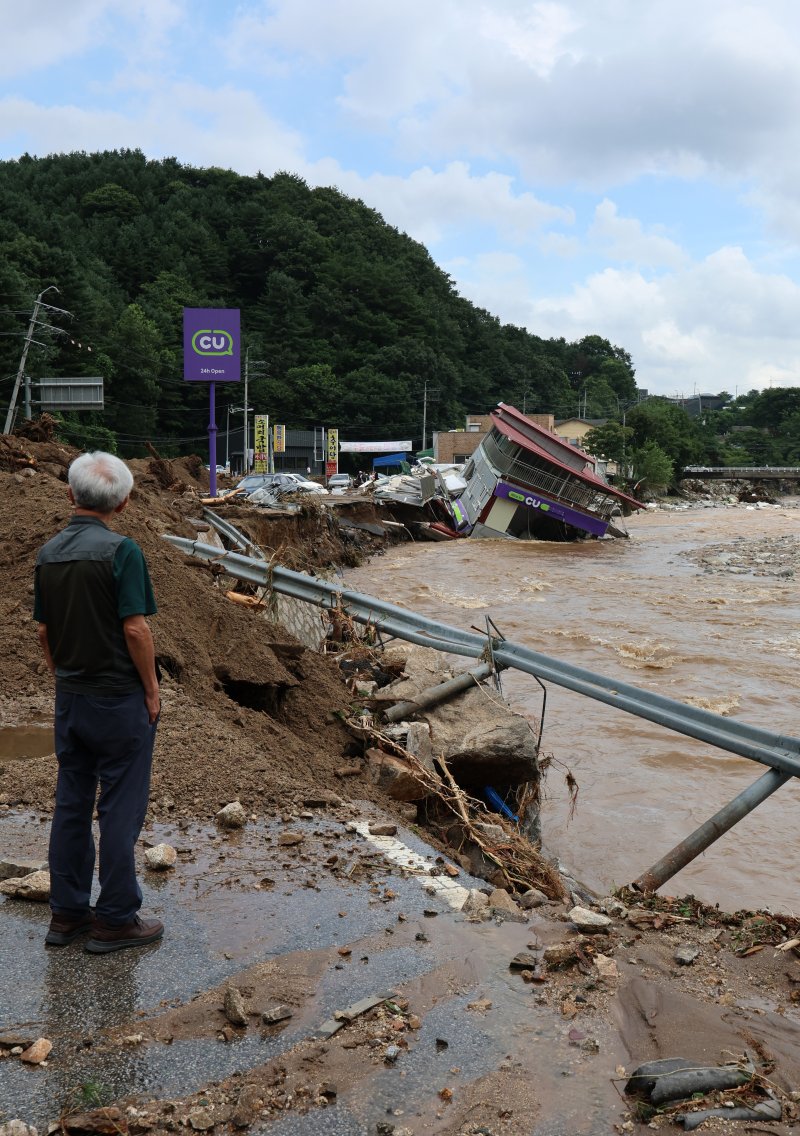 [가평=뉴시스] 이영환 기자 = 20일 오후 경기 가평군 조종면 십이탄천 인근에 위치한 편의점이 집중호우로 인해 무너져 있다. 2025.07.20. 20hwan@newsis.com