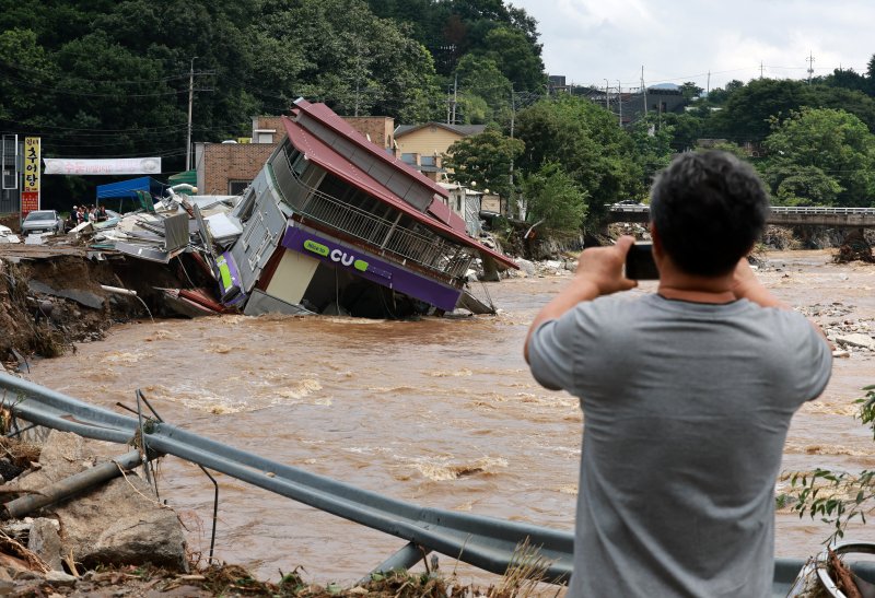 [가평=뉴시스] 이영환 기자 = 20일 오후 경기 가평군 조종면 십이탄천 인근에 위치한 편의점이 집중호우로 인해 무너져 있다. 2025.07.20. 20hwan@newsis.com