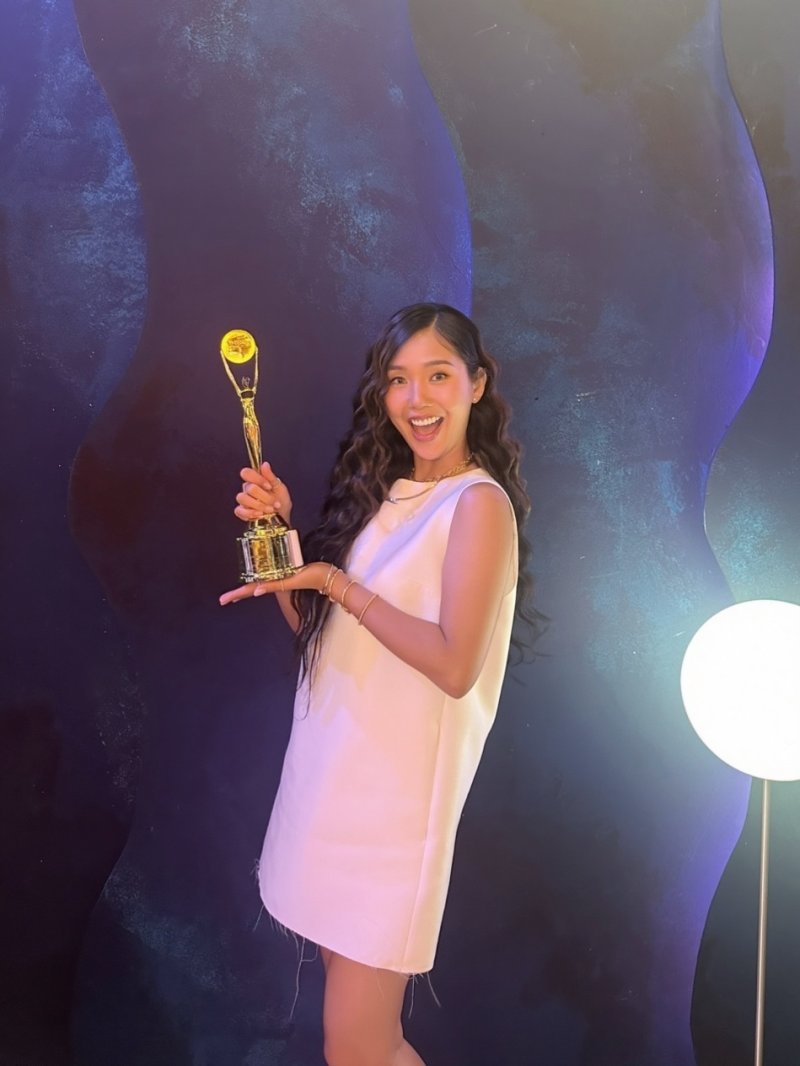 오마이걸 미미, '청룡시리즈어워즈' 신인 예능인상 수상 더 성장