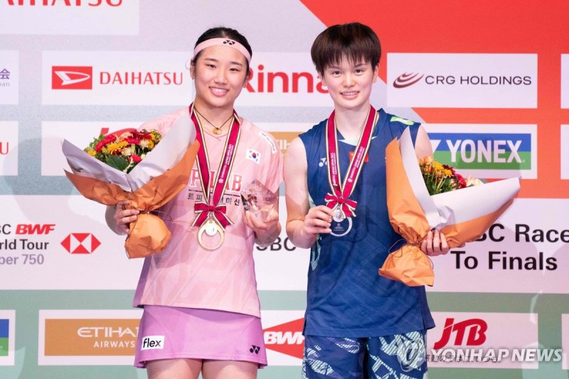 일본오픈 단식에서 우승한 안세영(왼쪽)과 왕즈이 (출처=연합뉴스)