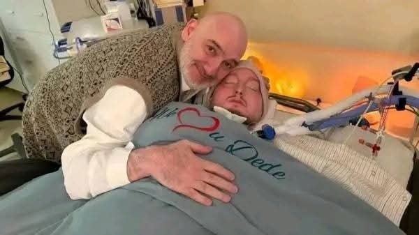 사우디아라비아의 칼리드 빈 탈랄 빈 압둘아지즈 왕자가 혼수상태인 아들 알왈리드 왕자를 돌보고 있다./소셜미디어 X