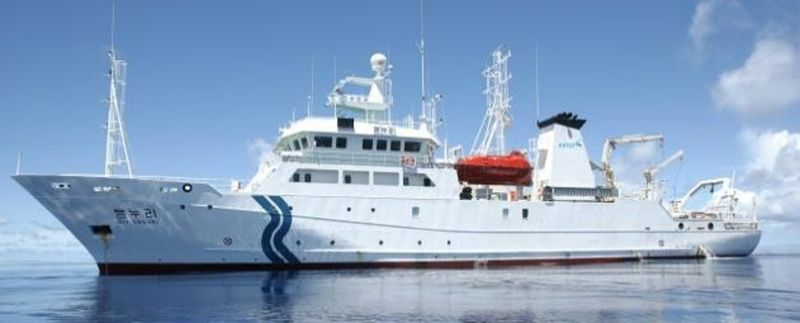 지난 1992년 1월 11일 노르웨이의 M&K 조선소에서 우리나라 최초의 종합해양조사선 온누리호 인수식이 열렸다. 사진은 온누리호가 항해 중인 모습. 한국해양연구원 제공