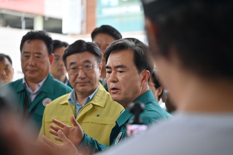 김태흠 충남지사(가운데 오른쪽) 20일 호우 피해현황을 살피기위해 충남 당진 어시장을 찾은 윤호중 행정안전부장관(가운데 왼쪽)에게 피해 현황 등을 설명하고 있다.