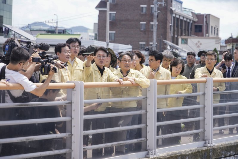 김민석 국무총리와 강기정 광주시장이 20일 극한 호우 침수 피해 지역인 광주 북구 신안교 일대를 찾아 현장을 살펴보고 있다.(광주시 제공. 재판매 및 DB 금지) 2025.7.20/뉴스1
