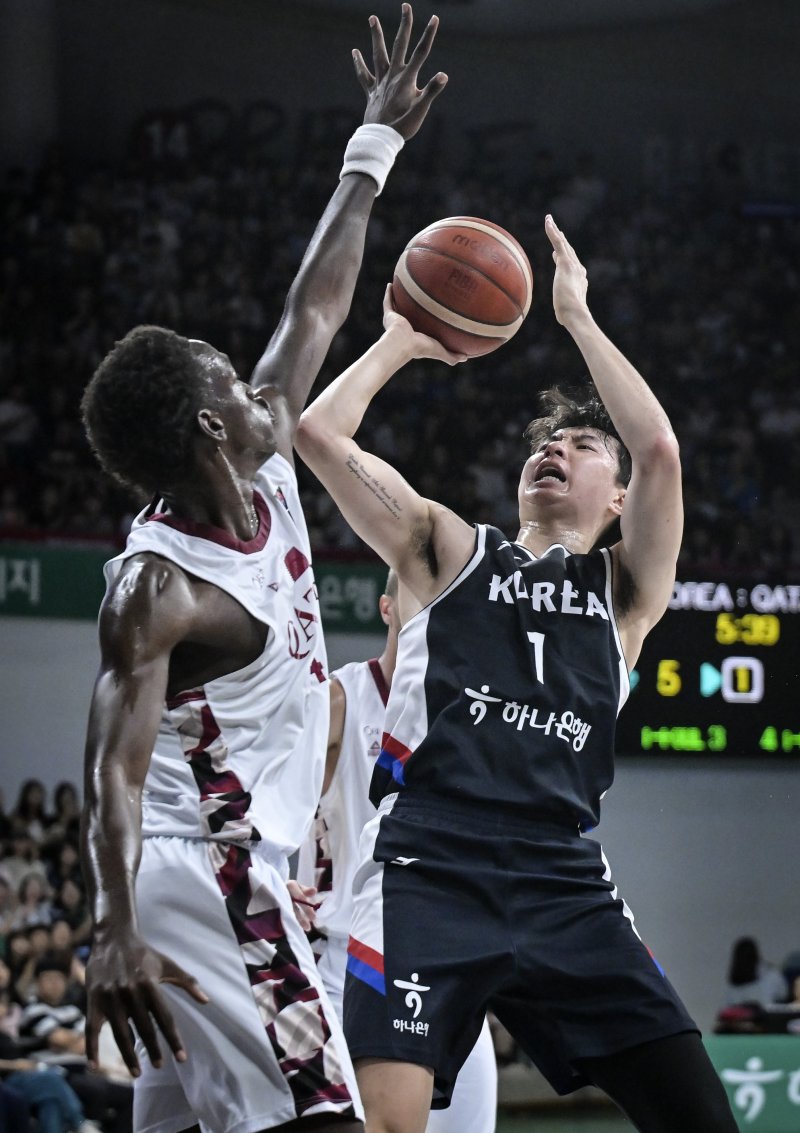 [서울=뉴시스] 한국 남자 농구 대표팀의 이현중이 20일 오후 안양정관장아레나에서 진행된 하나은행 초청 2025 남자농구 국가대표 평가전 카타르와의 2차전에서 슛하고 있다. (사진=대한민국농구협회 제공) *재판매 및 DB 금지