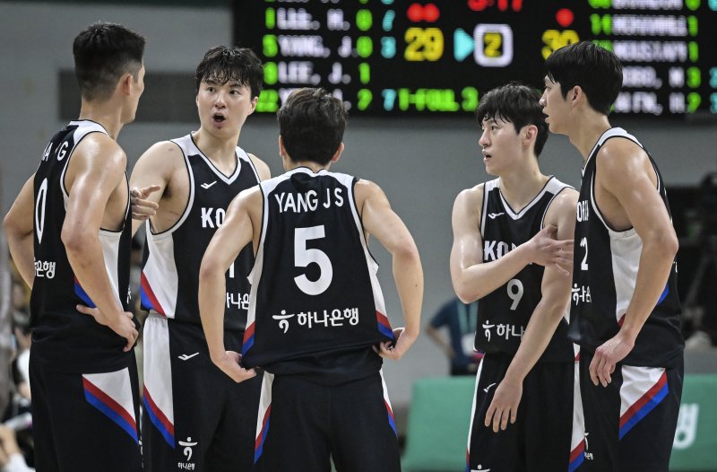 [서울=뉴시스] 한국 남자 농구 대표팀이 20일 오후 안양정관장아레나에서 진행된 하나은행 초청 2025 남자농구 국가대표 평가전 카타르와의 2차전에서 경기 전 회의하고 있다. (사진=대한민국농구협회 제공) *재판매 및 DB 금지