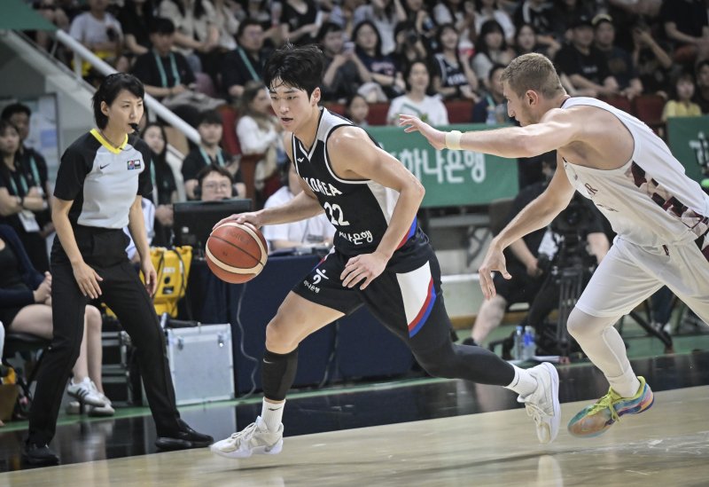 [서울=뉴시스] 한국 남자 농구 대표팀의 여준석이 20일 오후 안양정관장아레나에서 진행된 하나은행 초청 2025 남자농구 국가대표 평가전 카타르와의 2차전에서 드리블하고 있다. (사진=대한민국농구협회 제공) *재판매 및 DB 금지