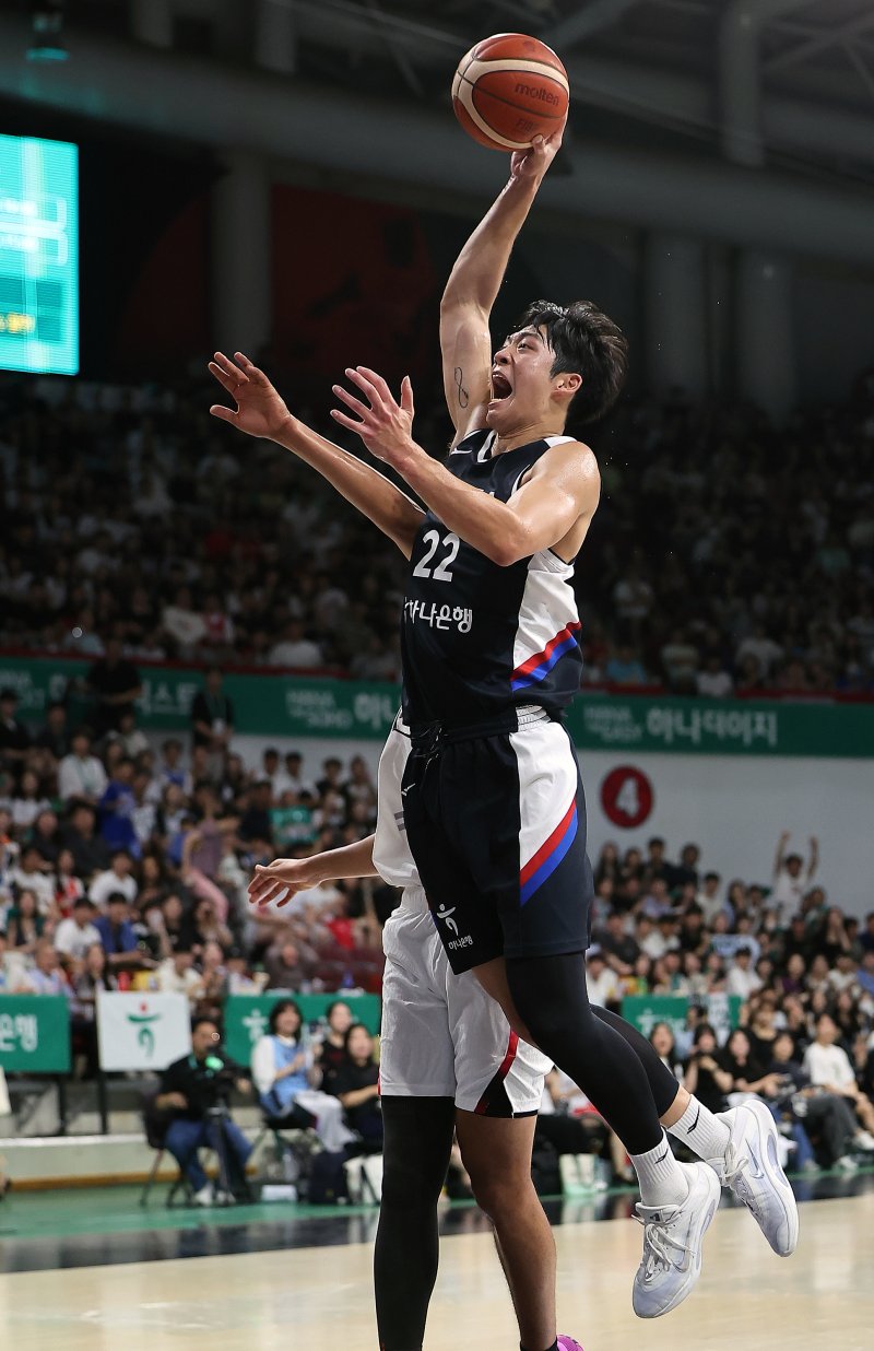 13일 오후 경기도 안양 정관장 체육관에서 열린 하나은행 초청 2025 남자농구 국가대표 평가전 대한민국과 일본의 경기, 대한민국 여준석이 1쿼터 덩크슛을 시도하고 있다. 2025.7.13/뉴스1 ⓒ News1 김진환 기자