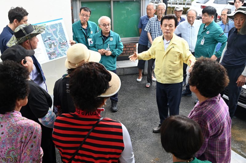 [진주=뉴시스]진주시, 집중호우 피해지역인 명석면 관지리 긴급 점검.(사진=진주시 제공).2025.07.20.photo@newsis.com *재판매 및 DB 금지