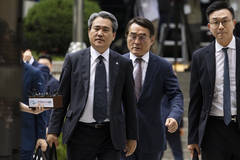 윤석열 전 대통령의 변호인단인 송진호(왼쪽),배보윤(가운데) 변호사가 9일 서울 서초구 서울중앙지법에서 열린 영장실질심사에 출석하고 있다. 2025.7.9/뉴스1 ⓒ News1 사진공동취재단