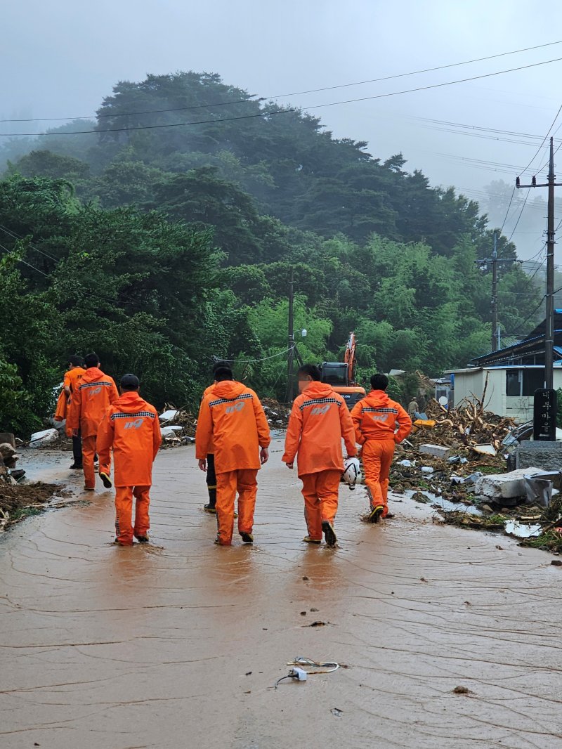 산청군 부리마을 실종자 수색 작업을 위해 이동하는 소방관들. 2025.7.20/뉴스1 한송학기자