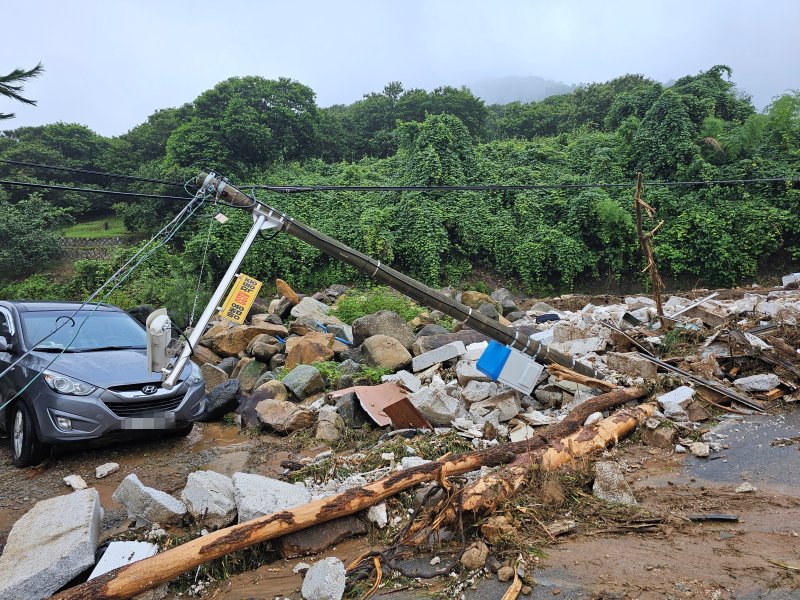 산청군 부리마을 산사태에 기울어진 전신주와 파손된 차량. 2025.7.20/뉴스1 한송학기자