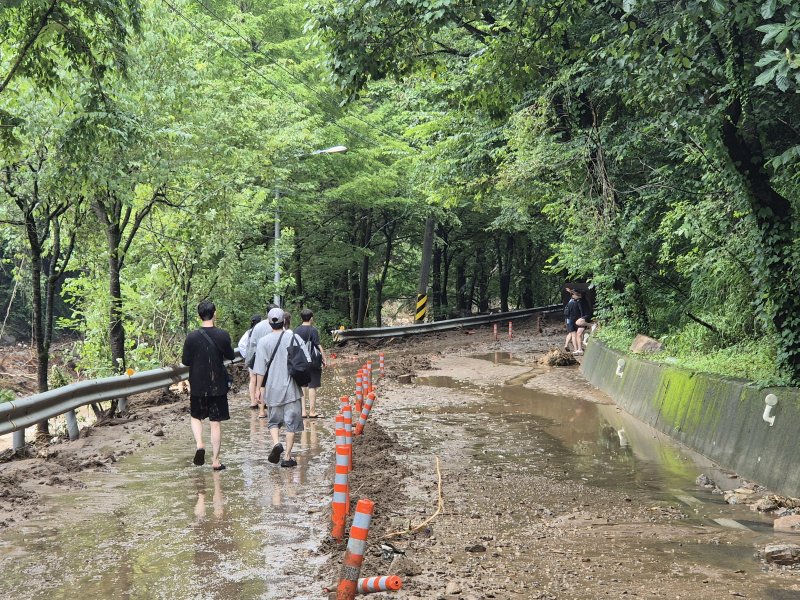 20일 경기 가평군 조종면 마일리에서 수해를 입은 주민들이 탈출하고 있다. 2025.7.20/뉴스1 ⓒ News1 양희문 기자