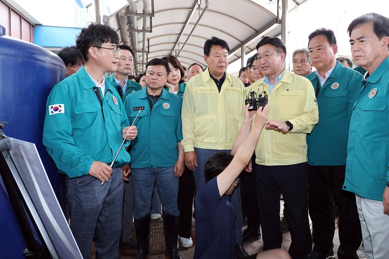 윤호중 행정안전부 장관이 20일 오전 호우로 침수 피해를 입은 충남 당진군 전통시장을 방문하여 응급복구 상황 등을 점검하고 있다. (행정안전부 제공. 재판매 및 DB 금지)