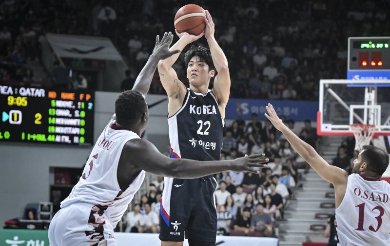 [서울=뉴시스] 한국 남자 농구 대표팀의 여준석이 20일 오후 안양정관장아레나에서 진행된 하나은행 초청 2025 남자농구 국가대표 평가전 카타르와의 2차전에서 슛하고 있다. (사진=대한민국농구협회 제공) *재판매 및 DB 금지