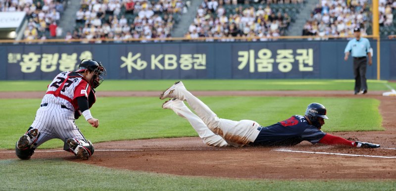 잠실야구장에서 열린 프로야구 '2025 신한 SOL뱅크 KBO 리그' 롯데 자이언츠와 LG트윈스의 경기에서 1회초 롯데 공격 2사 주자 2,3루 상황 윤동희의 안타로 3루 주자 레이예스가 홈으로 쇄도하고 있다.뉴시스