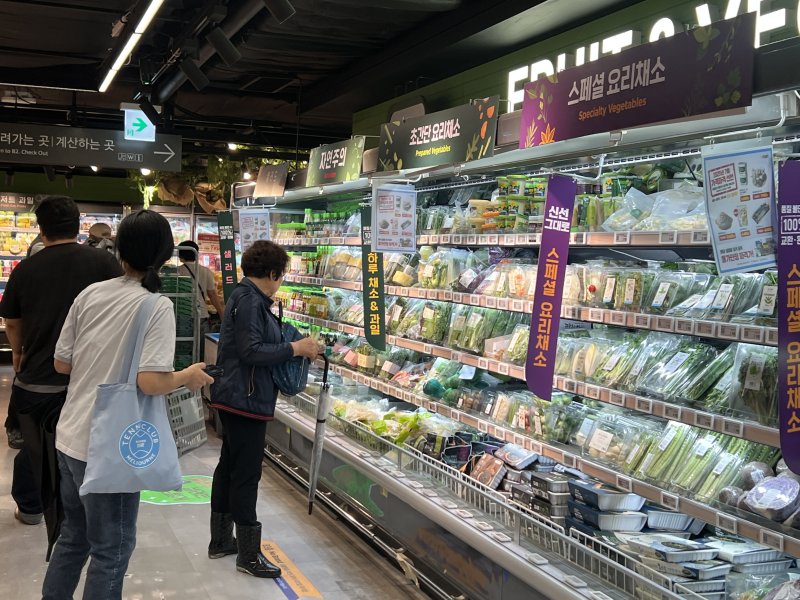 "폭우 뚫고 장본 보람 있네"… 과일·채소 반값에 함박웃음 [현장르포]