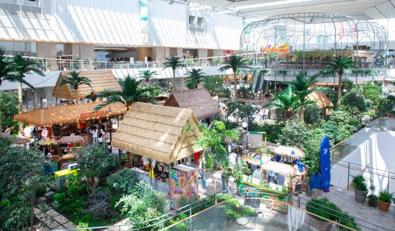 서울 여의도 더현대 서울 5층 실내정원인 사운즈 포레스트가 여름을 맞아 하와이 마후이섬 콘셉트로 꾸며져 있다. 현대백화점 제공