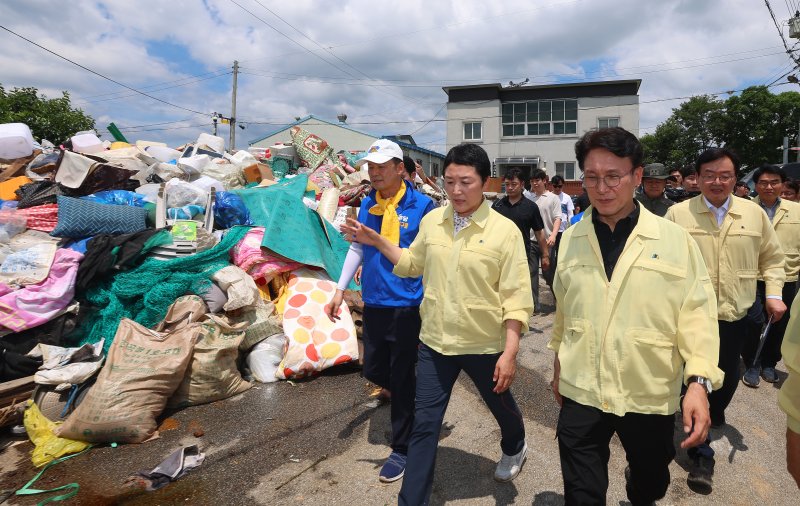 김민석 국무총리(오른쪽 첫번째)가 20일 집중호우로 침수됐던 광주 북구 용강동을 찾아 피해 상황을 둘러보고 있다. 광주·전남에서 지난 17일부터 하루에만 400㎜ 넘는 최악의 폭우가 쏟아진 가운데 곳곳에서 농경지 유실, 주택·도로 침수 피해가 일어났다. 연합뉴스