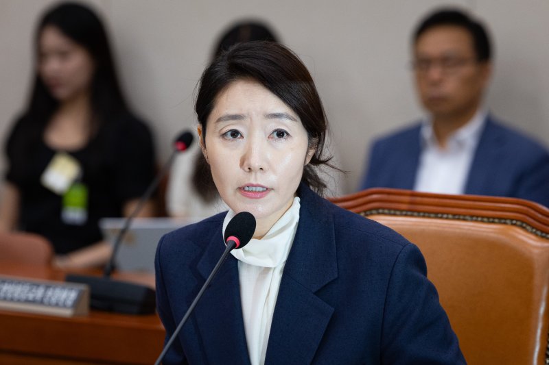 강선우 여성가족부 장관 후보자가 14일 서울 여의도 국회에서 열린 인사청문회에 출석해 의원 질의에 답하고 있다. 뉴스1