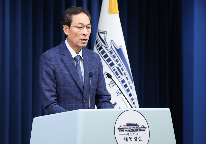 우상호 정무수석이 20일 서울 용산구 대통령실 청사에서 이진숙 교육부 장관 후보자 지명 철회 관련 브리핑을 하고 있다. 2025.7.20/뉴스1 ⓒ News1 허경 기자