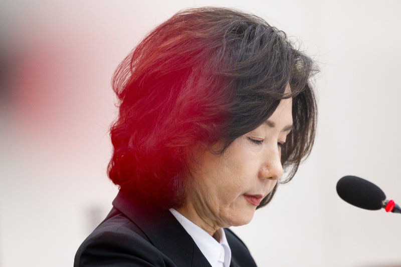 이진숙 사회부총리 겸 교육부 장관 후보자가 16일 오전 서울 여의도 국회 교육위원회에서 열린 인사청문회에서 의원 질의를 들으며 고개 숙이고 있다. 2025.7.16/뉴스1 ⓒ News1 유승관 기자