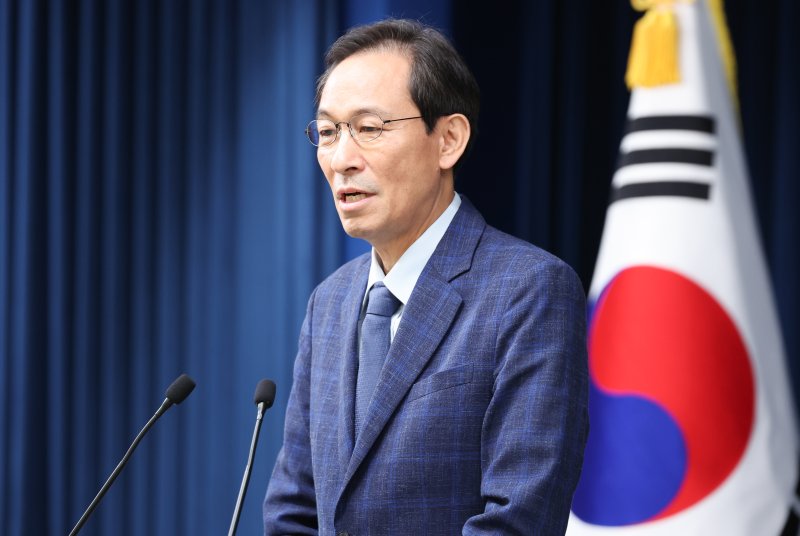 우상호 정무수석이 20일 서울 용산구 대통령실 청사에서 이진숙 사회부총리 겸 교육부 장관 후보자 지명 철회 관련 브리핑을 하고 있다. 2025.7.20/뉴스1 ⓒ News1 허경 기자